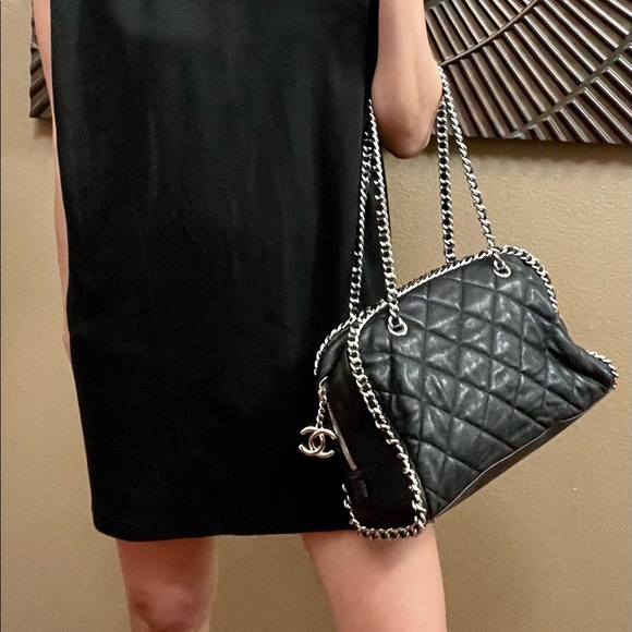 SOLD Chanel Chain Around Shoulder Bag - Picture 4 of 15